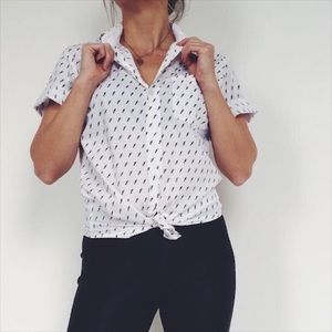 Broken threads B&W blouse w lightning print! S ⚡️